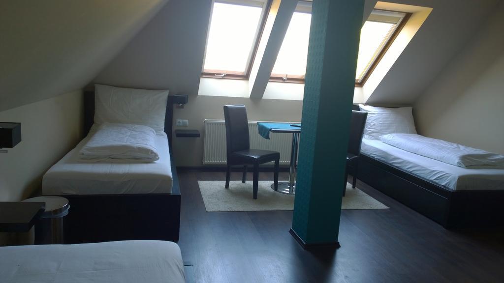 Tiszakécske Parton Hotel & Bowling الغرفة الصورة